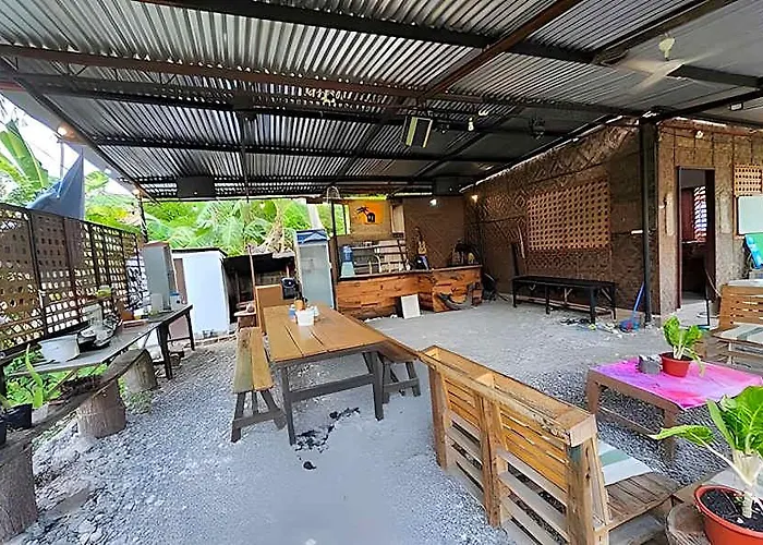 Nipaville Camphouse Hotel Moalboal